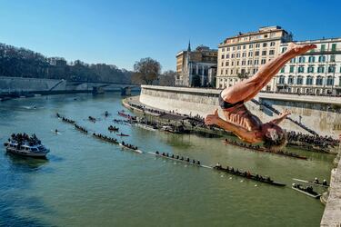 Fieles a la la tradición, cuatro intrépidos  se lanzaron ayer en Roma a las aguas del río Tíber para celebrar el inicio 
del Año Nuevo. Este año el cielo estaba azul y la temperatura era más alta de lo habitual en esta época, pero el agua estaba fría. Esta tradición eexiste desde el  año 1946. En la imagen, el salto de Marco Fois, conocido como Mr Ok.