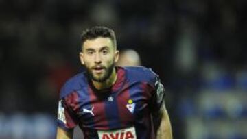 El delantero del Eibar, Borja Bast&oacute;n, durante un partido.