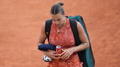 Belarus' Aryna Sabalenka leaves the court after she lost the women's singles quarter final match against Russia's Mirra Andreeva on Court Philippe-Chatrier on day eleven of the French Open tennis tournament at the Roland Garros Complex in Paris on June 5, 2024. (Photo by Bertrand GUAY / AFP)