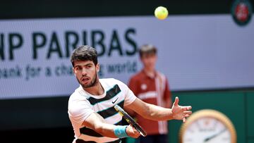 PARIS (France), 26/05/2025.- Carlos Alcaraz of Spain plays a forehand during his Men's 1st round match against Giulio Zeppieri of Italy at the French Open Grand Slam tennis tournament at Roland Garros in Paris, France, 26 May 2025. (Tenis, Abierto, Francia, Italia, España) EFE/EPA/CHRISTOPHE PETIT TESSON