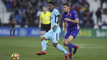 Gerard Gumbau disputándole un balón a Paulinho.