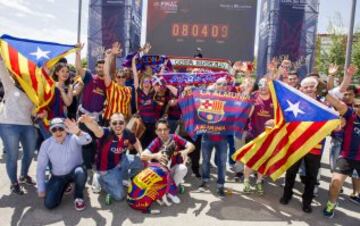 La afición del Barça disfruta de las instalaciones de la fan zone en el antiguo Matadero de Madrid.