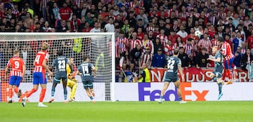 En el minuto 89, el defensa uruguayo ganó el salto a Raum y remató al palo largo donde no pudo llegar Gulacsi. 