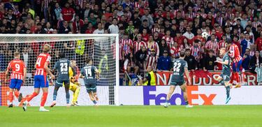 En el minuto 89, el defensa uruguayo ganó el salto a Raum y remató al palo largo donde no pudo llegar Gulacsi. 