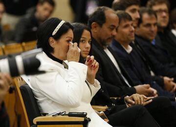 La familia de Reinier emocionada durante la rueda de prensa posterior a la presentación. 