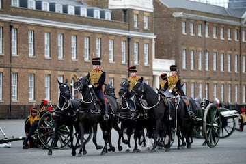 Miembros de la caballería de artillería llegando a  Woolwich Barracks, en el área metropolitana de Londres, para el homenaje al Duque de Edimburgo