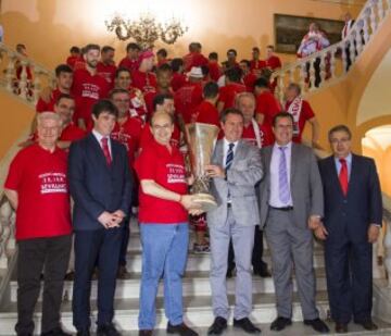 El presidente del Sevilla, José Castro Carmona, junto al alcalde de Sevilla, Juan Espadas, durante la ofrenda del título a la ciudad en el Ayuntamiento dentro del paseo triunfal que ha realizado el equipo esta tarde para festejar su quinta Liga Europa conseguida el pasado miércoles en Basilea (Suiza)