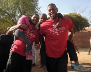 Tobias Harris (izq.) y Greg Monroe (der.) juegan con varios niños sudafricanos.