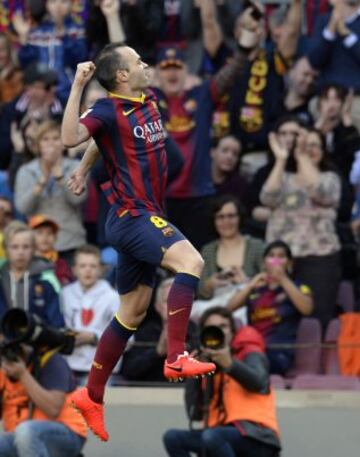 El centrocampista del Barcelona, Andrés Iniesta celebra tras anotar el tercer gol para el Barcelona durante el partido de primera división contra el Osasuna