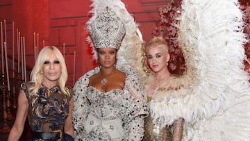 Donatella Versace, Rihanna y Katy Perry asisten a la gala Heavenly Bodies: Fashion &amp; The Catholic Imagination Costume Institute en el Metropolitan Museum of Art el 7 de mayo de 2018 en la ciudad de Nueva York.