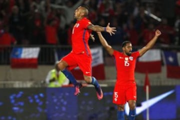 El jugador de la seleccion chilena Arturo Vidal, izquierda, celebra su gol contra Peru durante el partido valido por las clasificatorias al mundial de Rusia 2018 en el estadio Nacional de Santiago, Chile.