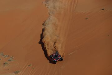 Mattias Ekstrom y Emil Bergkvist durante la sexta etapa del Rally Dakar con un recorrido en Shubaytah, en pleno en Empty Quarter, en Arabia Saudí.