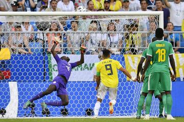 El arquero de Senegal, Khadim Ndiaye, no puede atajar el cabezazo de Yerry Mina, que terminó en gol, durante el partido Senegal-Colombia, del Grupo H del Mundial de Fútbol de Rusia 2018, en el Samara Arena de Samara, Rusia, hoy 28 de junio de 2018