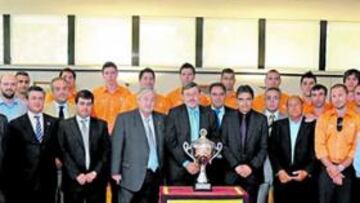 <b>CON LA COPA. </b>La expedición del Valladolid, junto a Lissavetzky.