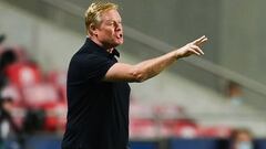 LISBON, PORTUGAL - SEPTEMBER 29: Head coach Ronald Koeman of FC Barcelona reacts during the UEFA Champions League group E match between SL Benfica and FC Barcelona at Estadio da Luz on September 29, 2021 in Lisbon, Portugal. (Photo by David Ramos/Getty Im