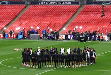 Carlo Ancelotti charla con los jugadores.