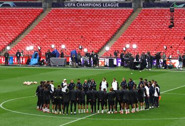 Carlo Ancelotti charla con los jugadores.