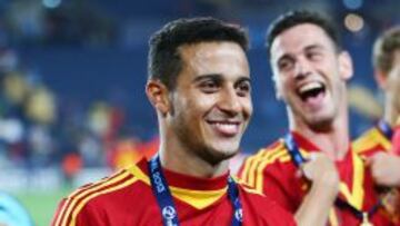 Thiago Alcantara, con el trofeo de campe&oacute;n de la Eurocopa.