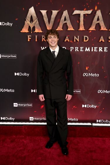 Jack Champion posa en la alfombra roja del estreno de la película 'Avatar: Fire and Ash' en Los Ángeles.