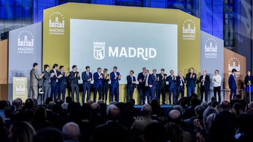 Vicente del Bosque y José Luis Martínez-Almeida, arropado por jugadores históricos.