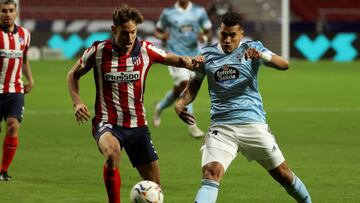 Marcos Llorente pelea con Murillo por el esférico.