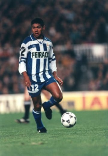 Donato jugó durante una década de 1993 a 2003, es uno de los tres jugadores que han conseguidos los seis títulos oficiales del club y ha jugado casi 400 partidos 