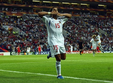 Delantero checo que fue figura en la Euro 2004 como máximo goleador del torneo, en el que llegaron hasta las semifinales. Su carrera en clubes incluyó etapas en el Liverpool o Galatasaray, pero nunca tuvo la regularidad ni el peso que sí mostró con la selección checa. Además, es el segundo máximo anotador histórico de su país.