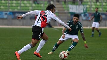 Futbol, Santiago Wanderers vs Curico Unido.
Fecha 13, campeonato ascenso 2024.
El jugador de Curico Unido Mathias Vidangossy, izquierda, disputa el balon contra Jorge Gatica de Santiago Wanderers durante el partido de la primera division B realizado en el estadio Elias Figueroa de Valparaiso, Chile.
19/05/2024
Jose Veas/Photosport
Football, Santiago Wanderers vs Curico Unido.
13th turn, 2024 Promotion Championship
Curico Unido player Mathias Vidangossy, left, vies for against Jorge Gatica of Santiago Wanderers during the first B division the ball match at the Elias Figueroa stadium in Valparaiso, Chile.
19/05/2024
Jose Veas/Photosport