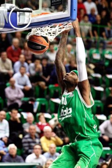 D'or Fischer (Unics Kazán), el mejor de la jornada, machaca el aro del Dinamo Sassari.