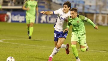 Iván Azón pugna con un jugador del Fuenlabrada.