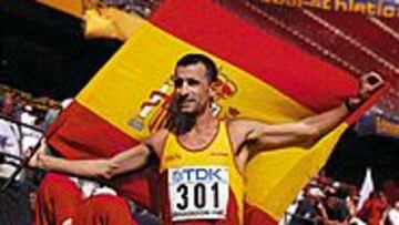 DE NUEVO, SUBCAMPEÓN MUNDIAL. García Bragado exhibe la bandera española tras llegar en segunda posición a la meta. Ya fue campeón en 1993 y subcampeón en 1997. (AP)