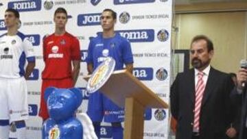 <b>DE ESTRENO. </b>Torres, en la presentación de las nuevas camisetas.