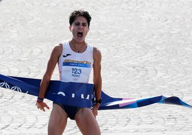 Momento en el que María Pérez ha pasado la línea de meta y confirma el segundo oro de España en los Juegos Olímpicos de París 2024.