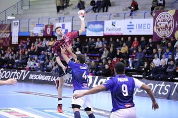 David Fernández intenta lanzar durante un partido con el Ademar León.