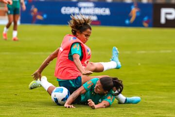 La Selección Femenina de Brasil realizó su primer entrenamiento en Bucaramanga en la cancha de la UIS. Las vigentes campeonas preparan el juego de semifinales de Copa América Femenina ante Paraguay.