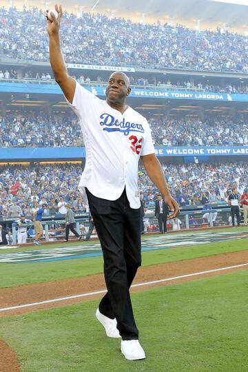 El mítico jugador de baloncesto estadounidense es copropietario del equipo de béisbol Los Angeles Dodgers.
 