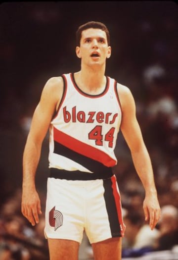 En 1989 fichó por Portland Trail Blazers y da así su salto a la NBA.