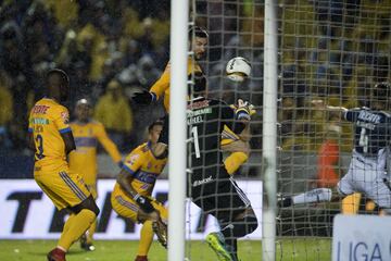Un partido muy disputado fue el que se vivió en el Estadio Universitario. Te presentamos las majores imágenes que dejó el primer capítulo de la final.