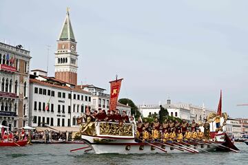 Un gran número de turistas y curiosos se congregaron en torno al Gran Canal de Venecia para presenciar la Regata Histórica anual de góndolas y 
 embarcaciones, que tiene lugar en la ciudad italiana. Se trata de uno de los
acontecimientos más antiguos que se celebran en la laguna, ya que su origen se remonta, al menos, al siglo XIII.