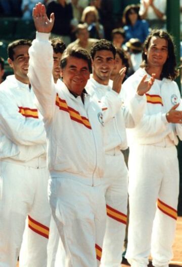 Manolo Santana capit¨¢n de la Copa Davis con los tenistas Carlos Moy¨¢, Albert Costa, Tom¨¢s Carbonell y Alex Corretja.