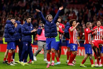 Antoine Griezmann y sus compañeros celebran la clasificación a semifinales de la Copa del Rey tras finalizar el encuentro.