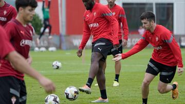 30/08/22  ENTRENAMIENTO SPORTING DE GIJON 
 BAMBA EN UN RONDO EN SU PRIMER ENTRENAMIENTO