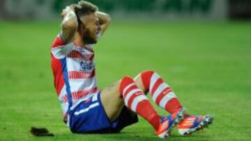 El futbolista del Granada Floro Flores trabaja en solitario por un acto de indisciplina.