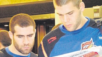 <b>INFORMADOS. </b>Cabezas y Felipe Reyes leían ayer el Diario AS.