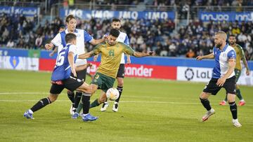 Moya presiona un bal&oacute;n ante el Real Betis.