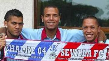 <b>PODERÍO BRASILEÑO</b>. Alves, que tuvo que retirarse del entrenamiento de ayer antes de tiempo por culpa de su tobillo, posa junto a Adriano y Luis Fabiano. Alves arrastra esos problemas desde hace tiempo y lleva a cabo un proceso médico especial para recuperarse.