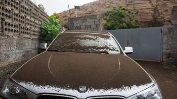 GRAFCAN3581. LA LAGUNA (LA PALMA) (ESPA&Ntilde;A), 22/09/2021.- Un coche muestra la capa de ceniza que se va acumulado en zonas como La Laguna, en Los Llanos de Aridane, producto de las emisiones del nuevo volc&aacute;n de La Palma. EFE/Carlos de Saa