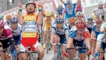 <b>POR LOS PELOS.</b> Bettini casi canta victoria antes de tiempo.