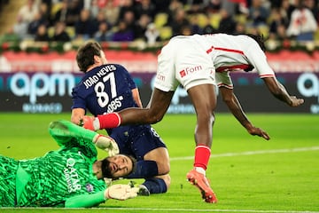 Wilfried Singo jugador del Mónaco golpeó con la bota el rostro de Donnarumma, el guardameta italiano fue atendido en el terreno de juego y no pudo continuar en el terreno de juego.