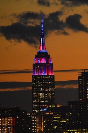 The Empire State Building is lit in colors of the FC Barcelona football club as seen from the USTA Billie Jean King National Tennis Center in New York on September 7, 2016, in honor of FC Barcelona's 10-year global partnership with UNICEF. / AFP PHOTO / E